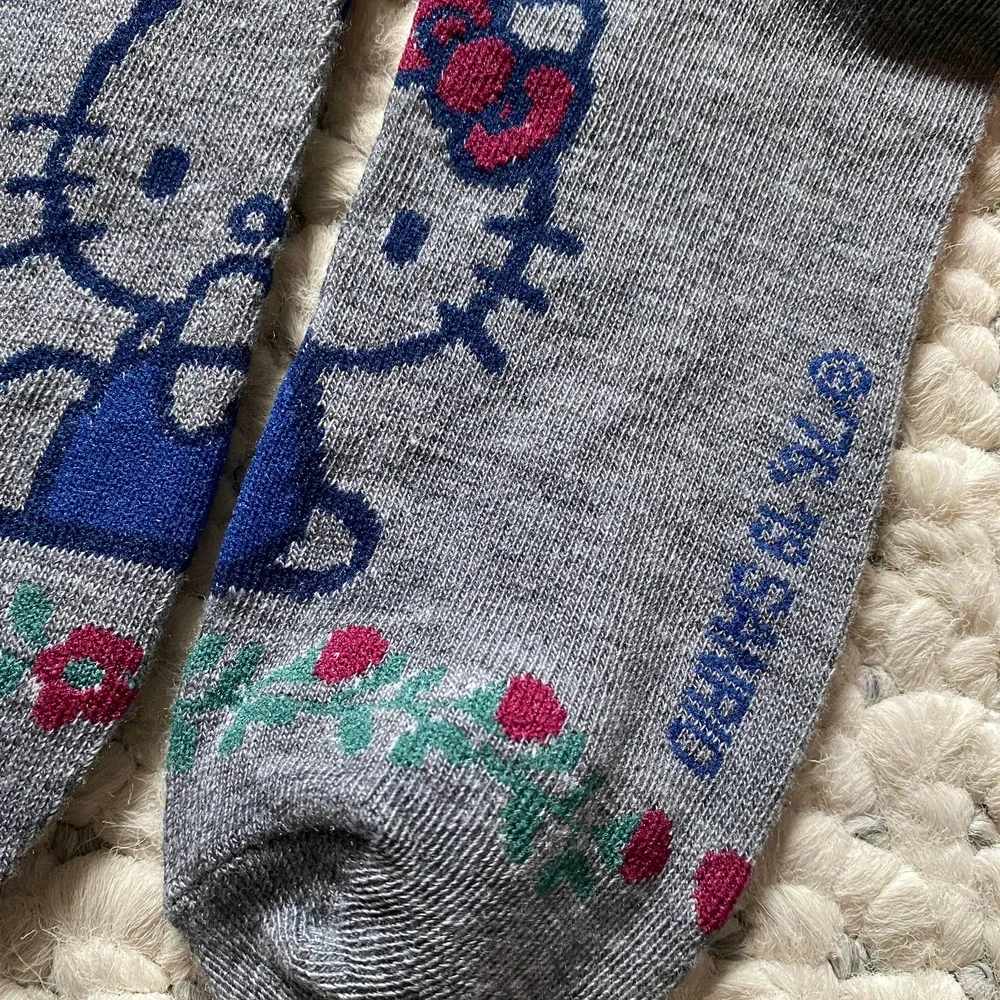 Hello Kitty SITTING PRETTY IN ROSE GARDEN grey socks New RARE limited sanrio 789